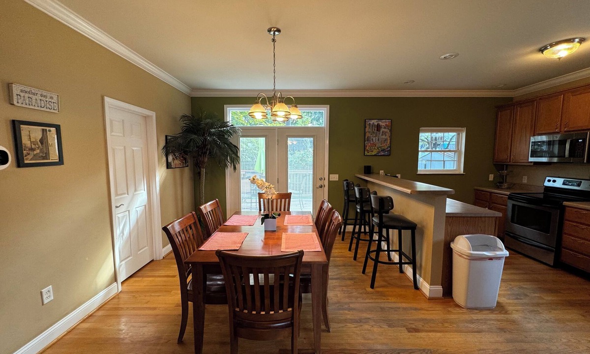 St. Louis House | comfy, open floorplan within walking distance of Maplewood