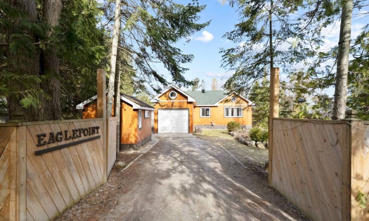 Waubaushene Apartment | Cottage Hot Tub, Sauna & Beach near Georgian Bay