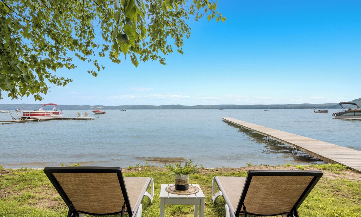 Glen Arbor Cottage | Cottage on Big Glen - Private Frontage