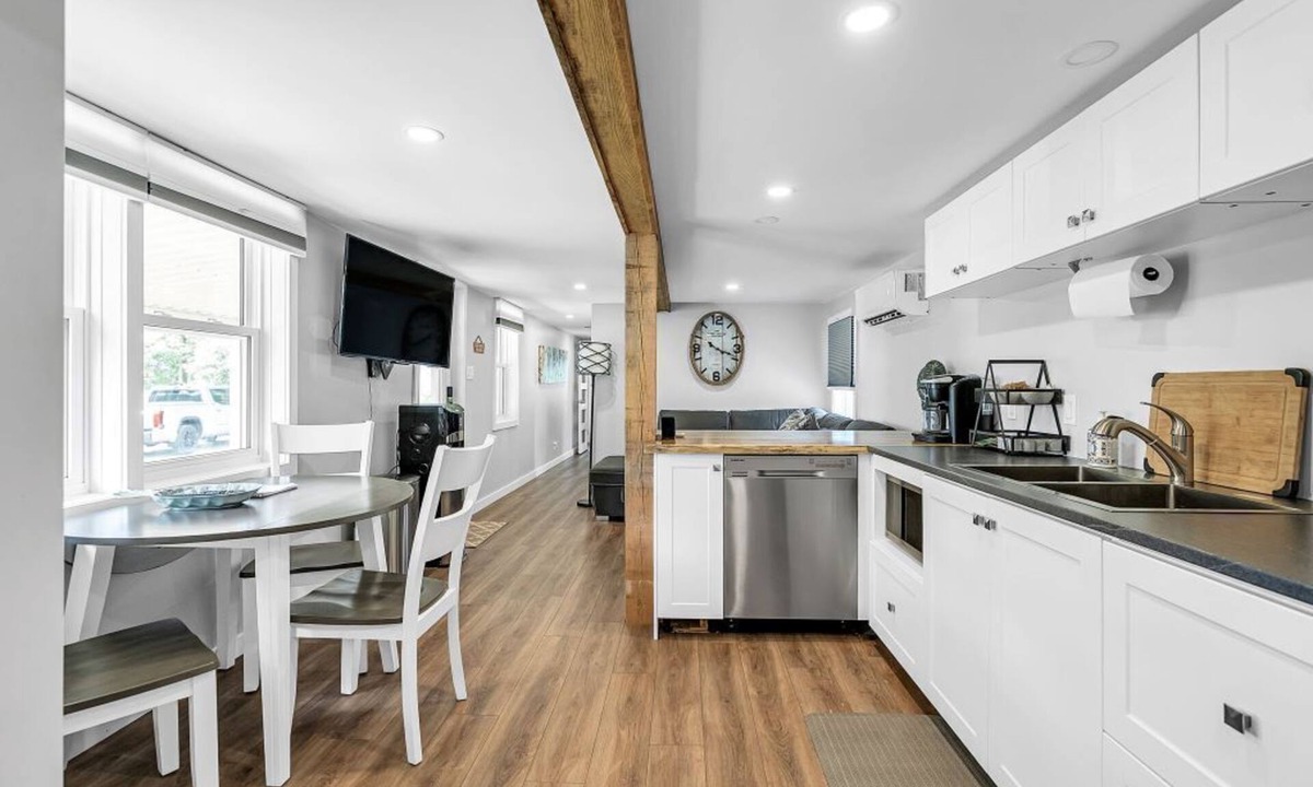South Glengarry Cottage | Cottages at Penny's Cove The Sunshine Nook - Cottage #4