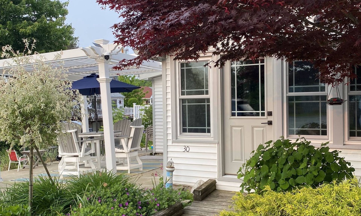 Ashtabula Cottage | Coz~CoZzz Cottage on Lake Erie!