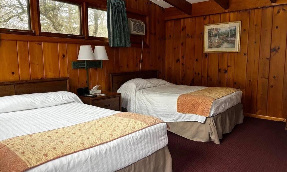 West Eaton Hotel | Cozy 1-bedroom hotel room in serene Hamilton - #317 Chenango