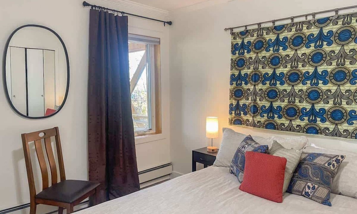 Yellowknife Apartment | Cozy 1 br apartment in Old Town by lake