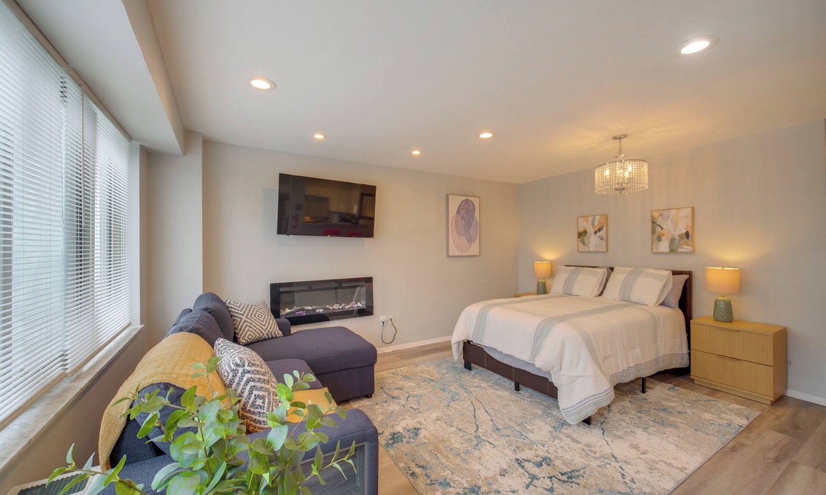Lakewood Apartment | Cozy 12th-Floor Studio w/Lake Erie Views!