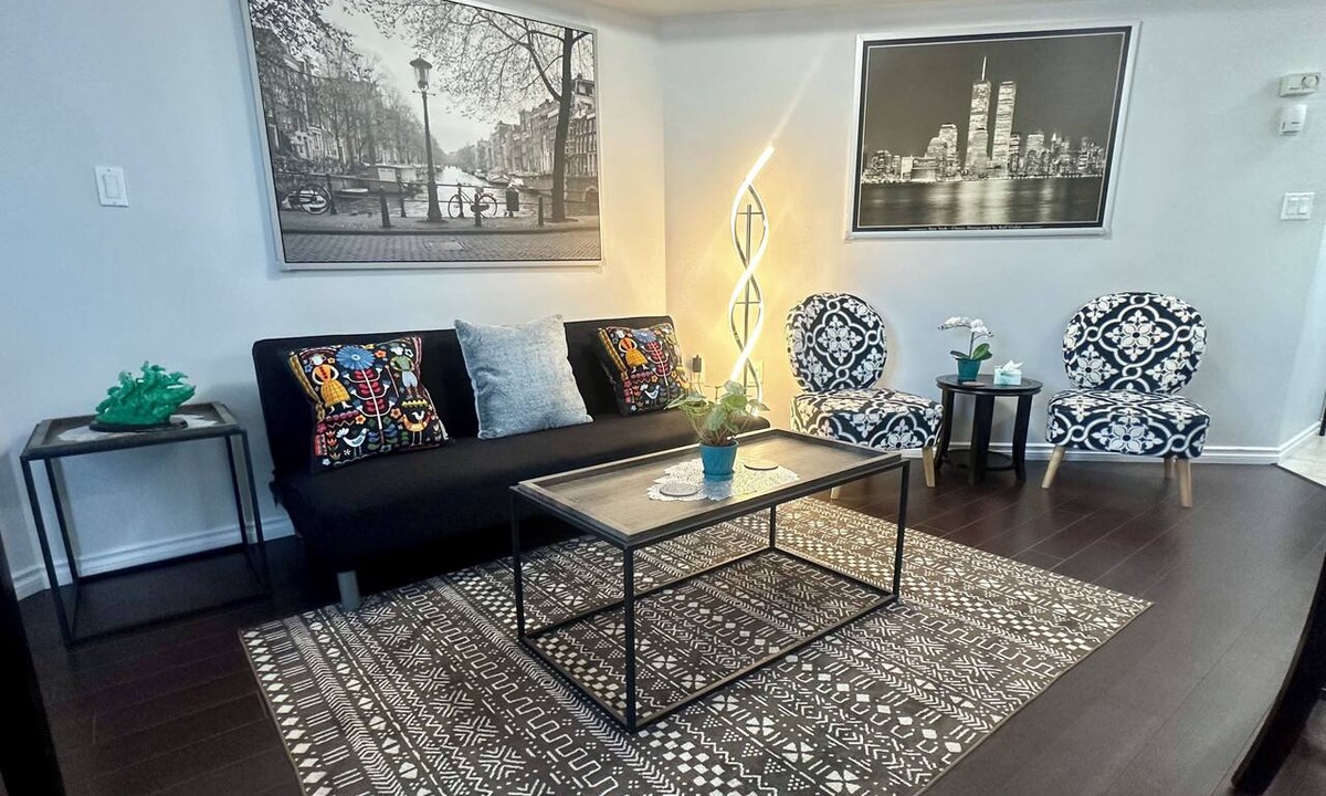 Downtown Edmonton Condo | Cozy 1BR Downtown Steps to Rogers w/laundry & UG Parking