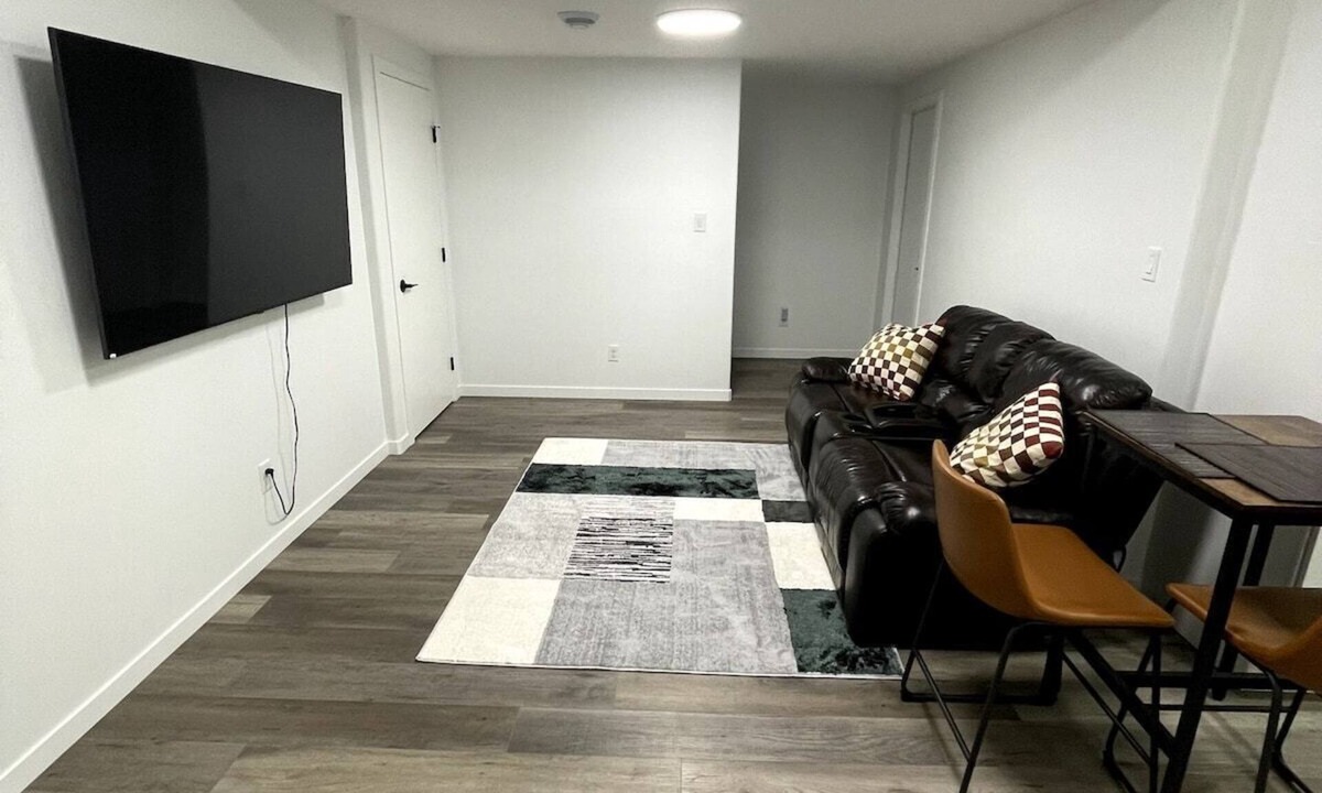 Evanston Apartment | Cozy 2 Bed Basement Suite in NW YYC