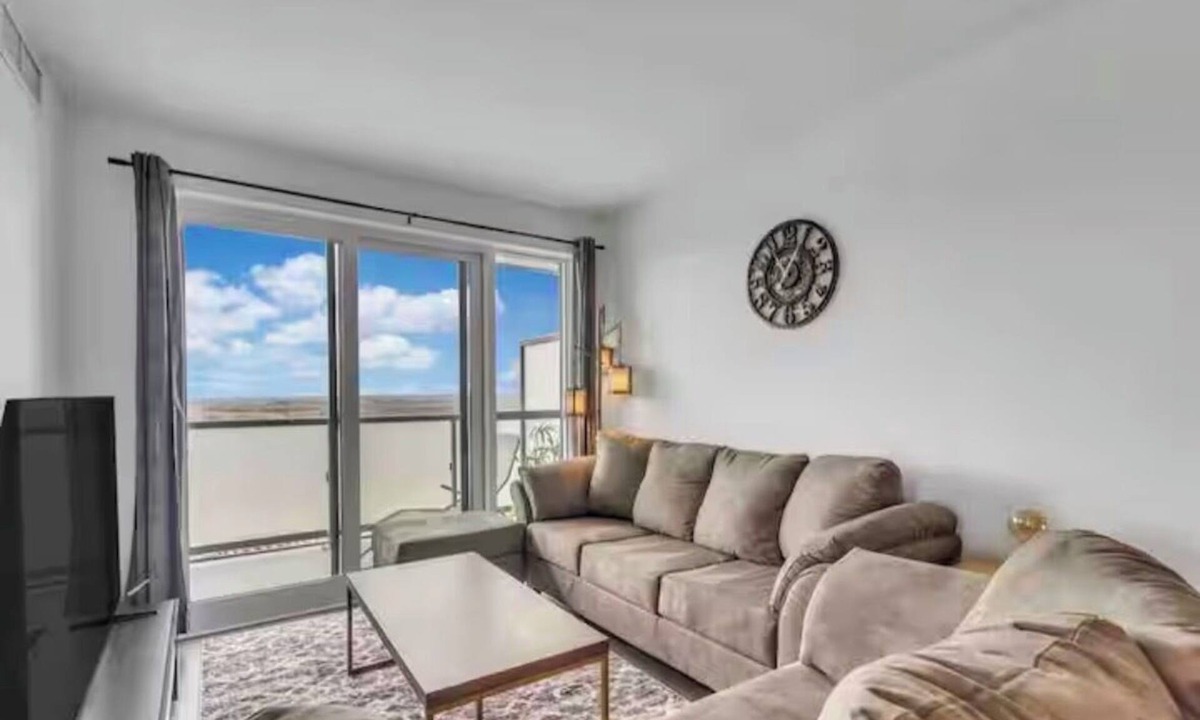 Durham Region Condo | Cozy 2-Bedroom 2 Bath Condo Oshawa