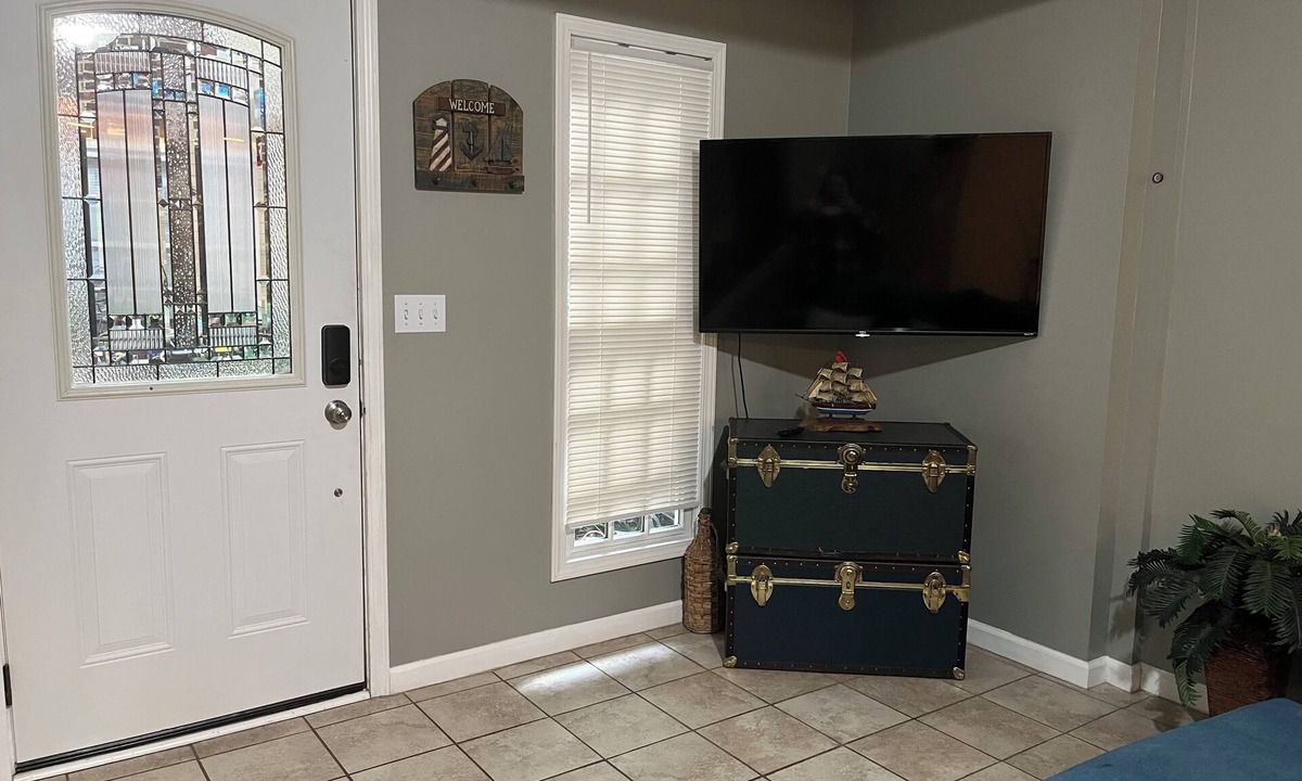 Lorain Condo | Cozy 2-bedroom apartment in charming Lorain with AC