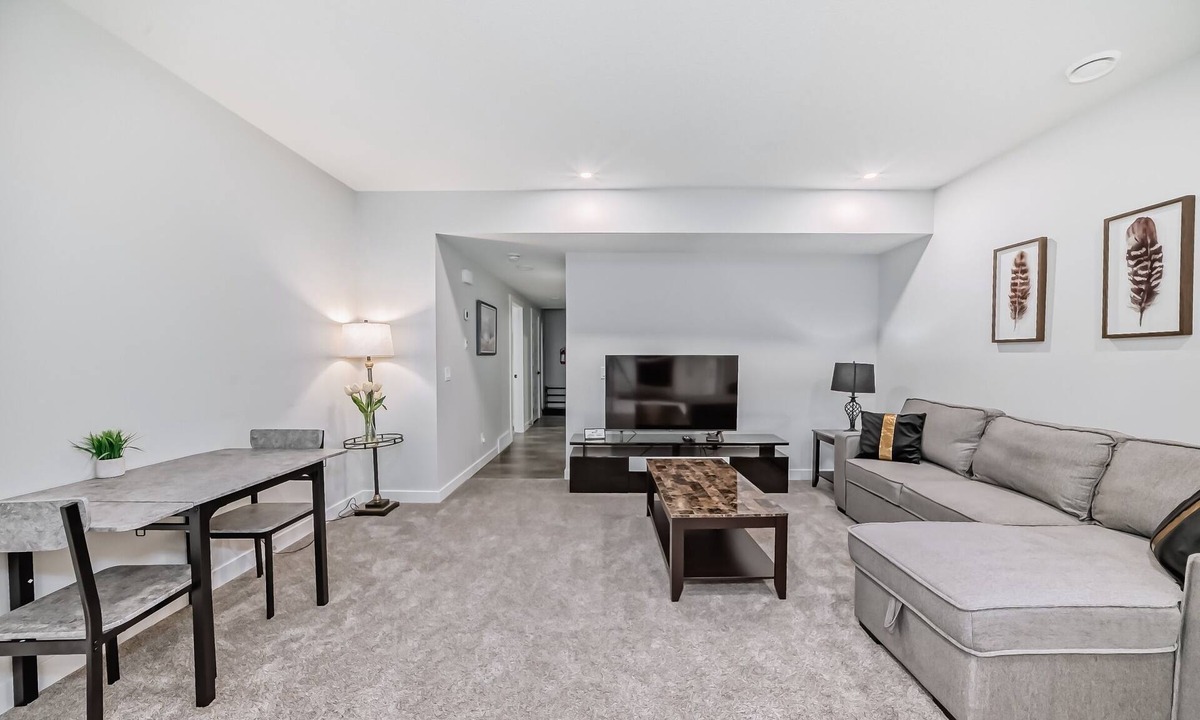 Evanston Apartment | COZY 2 BEDROOM SUITE IN AMBLETON