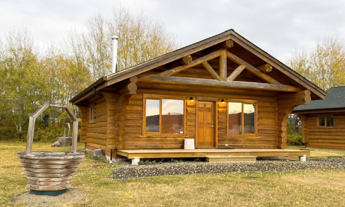 Lac La Hache Cabin | Cozy 2-Bedroom Waterfront Cabin – Swim, Fish & Relax on Lac La Hache