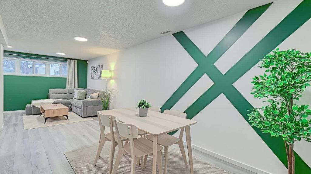 Radisson Heights - Albert Park House | Cozy 2BR Suite Near Zoo & downtown Walk to C-Train