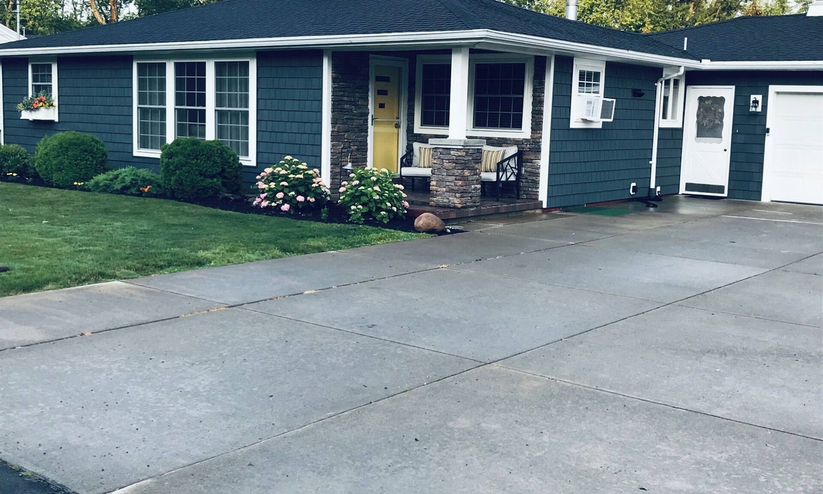 Dunkirk House | Cozy 3 bedroom house in quaint Private Van Buren Bay Lake Community