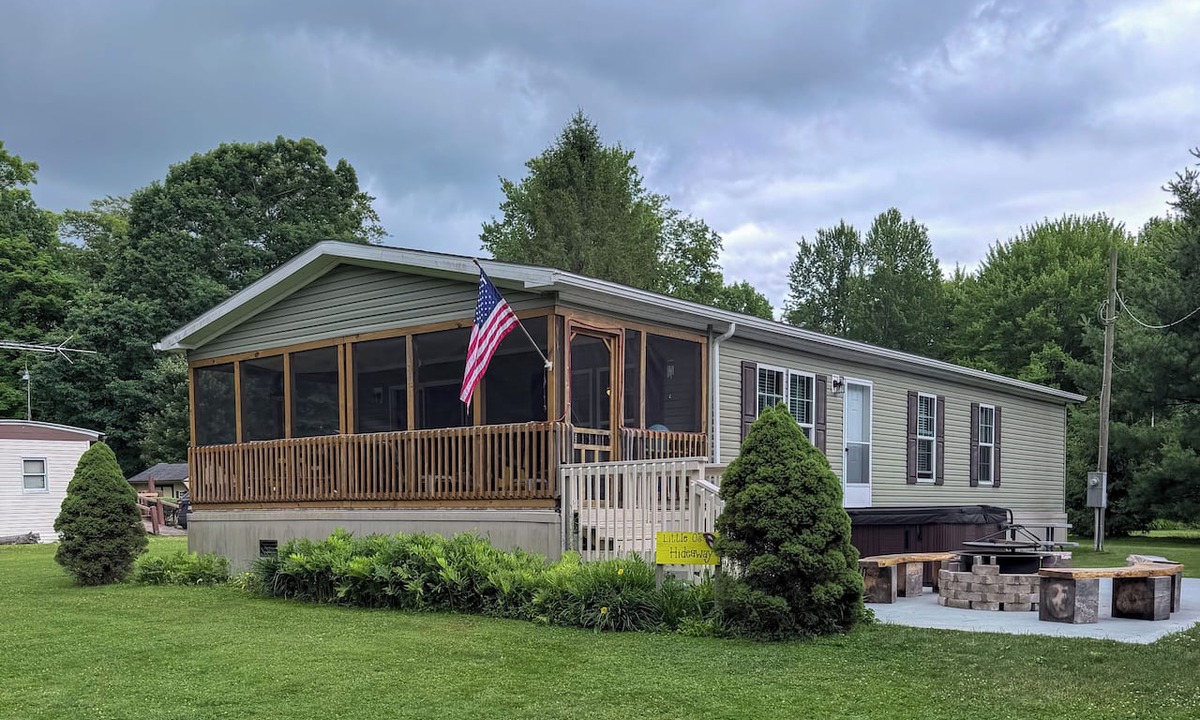 Westford House | Cozy 3-Bedroom Retreat with Hot Tub near Pymatuning Lake & Snodgrass Boat Launch