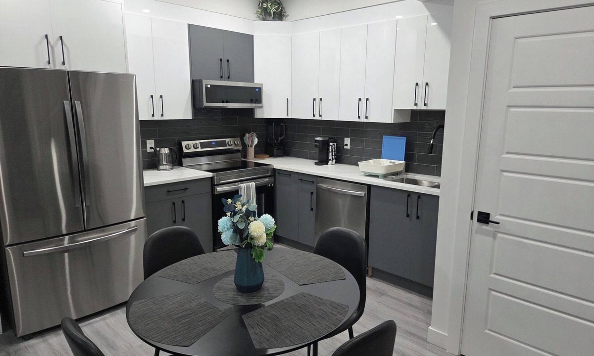 West Edmonton House | Cozy and Stylish 2 Bdr Suite with Private Entrance