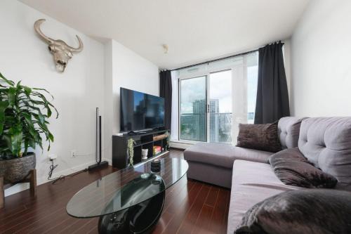Crosstown Apartment | Cozy Condo in Prime Location with Jacuzzi Pool & Sauna