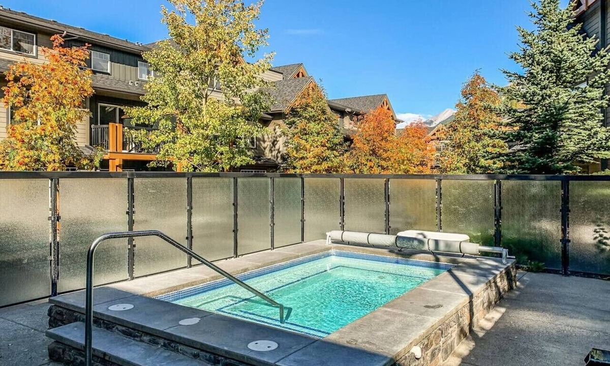 Copperstone Resort Condo | Cozy Condo With Hot Tub+Gym & Underground Parking