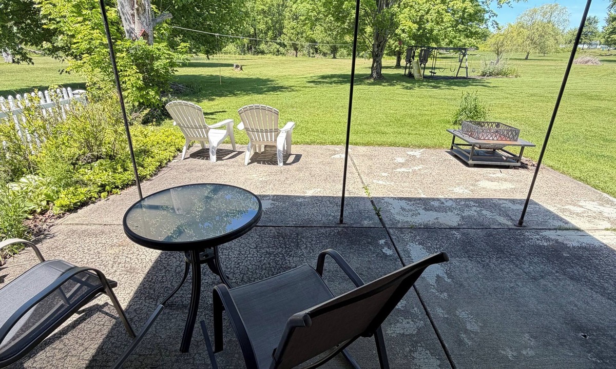 Kingsville House | Cozy Country Retreat Near SPIRE, Wineries & Ashtabula Harbor. Fisherman welcome