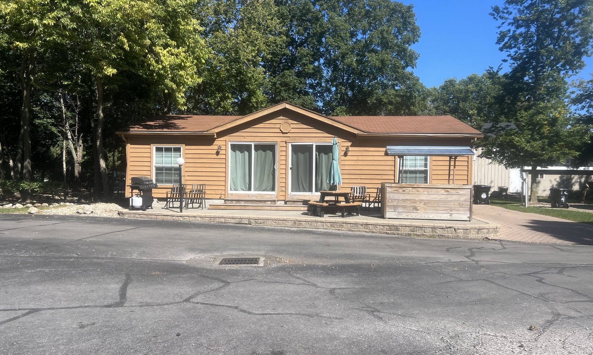 Put-in-Bay House | Cozy Cub Cabin 2 Sleeps 10 Full Linens Provided