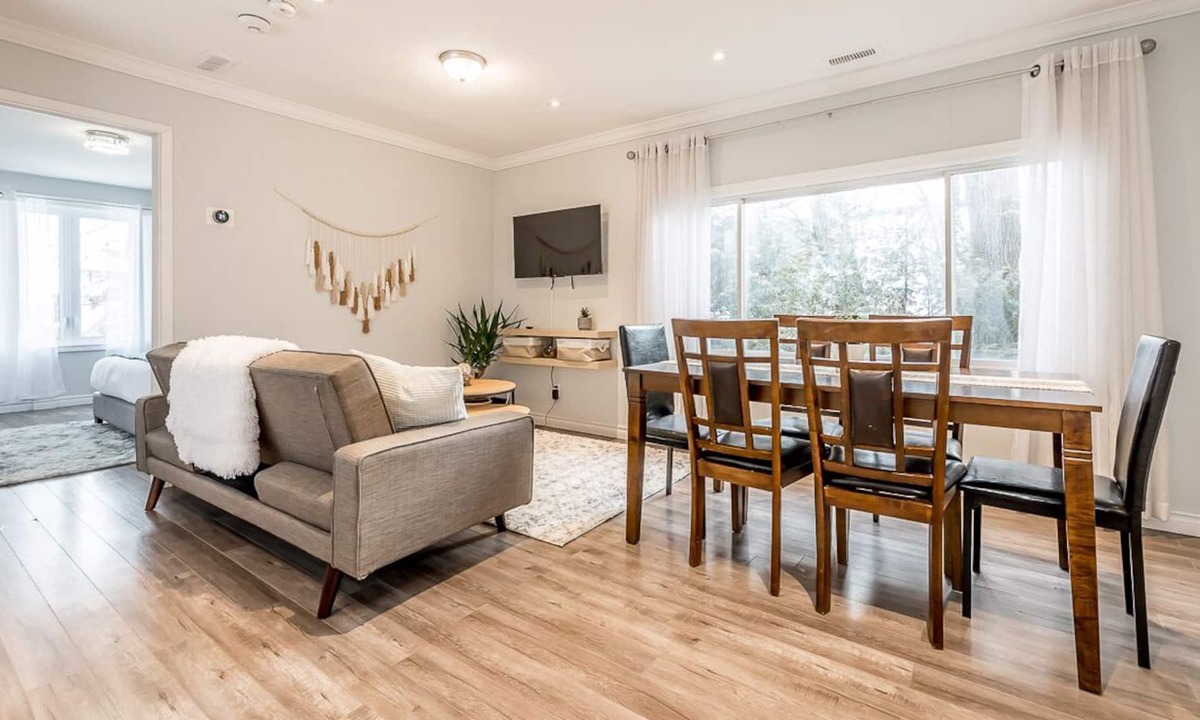 Innisfil Cottage | Cozy Golden Golfside Retreat by the Lake
