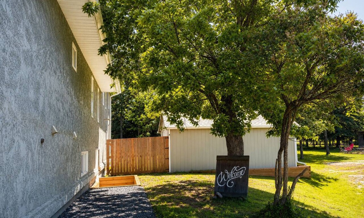 Kenora Apartment | Cozy Lake Getaway Near Rabbit Lake Beach King size bed!