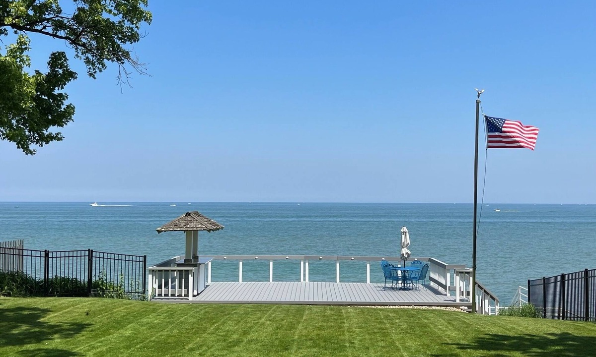 Vermilion House | Cozy lake house with spectacular views and private access to the lake
