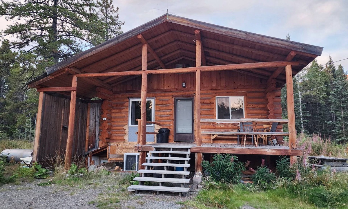 Stikine Region House | Cozy Log Cabin Upper Unit with Deck – Great access to Atlin, trails and beach!