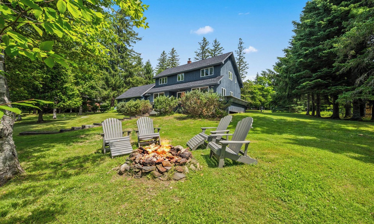 Rangeley House | 🐾Cozy Nights - Rangeley Lake Waterfront | Pet Friendly