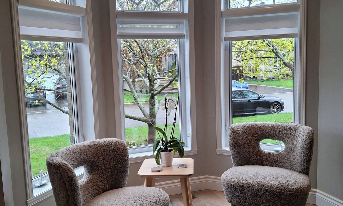 Pincourt House | Cozy private bedroom & bathroom in charming Pincourt