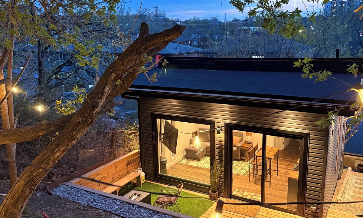 Harwood House | Cozy Private Cabin in Toronto w/Free Parking