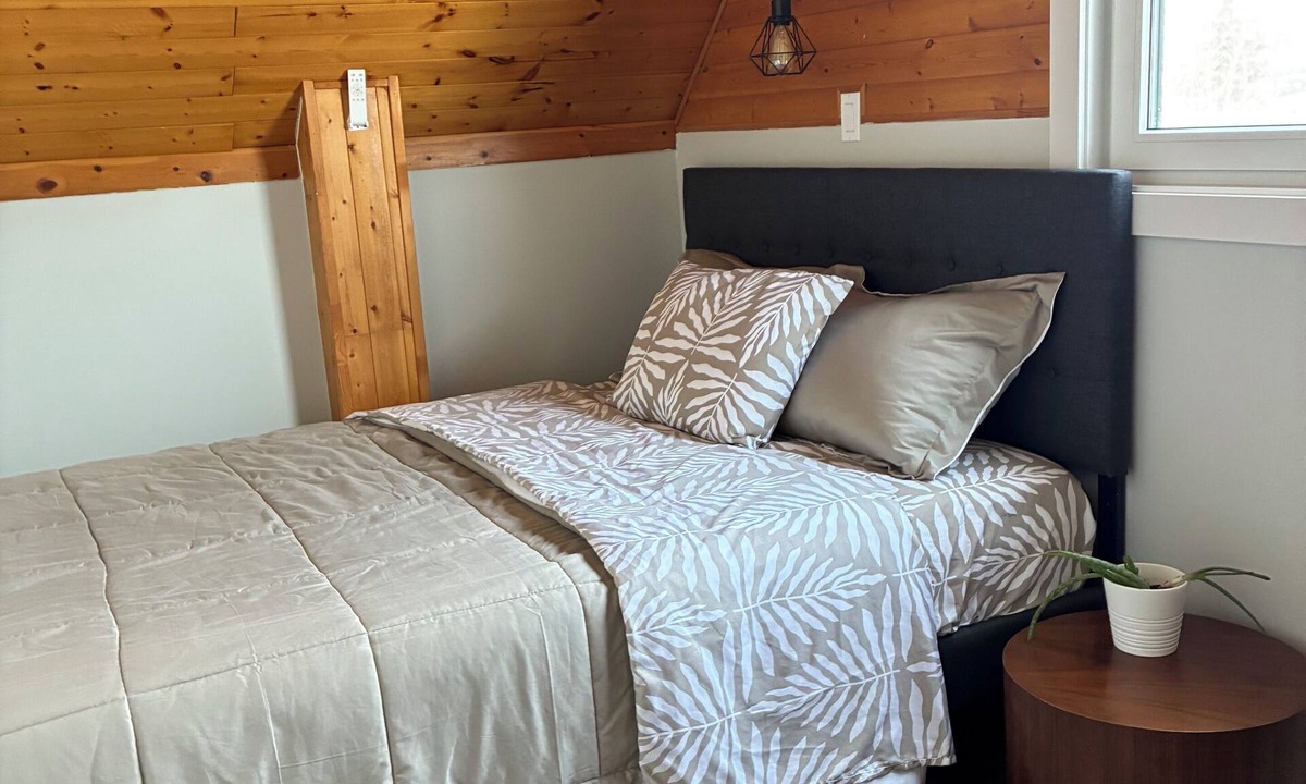 Stettler House | Cozy private entire home in Stettler. Walking distance to commercial areas.