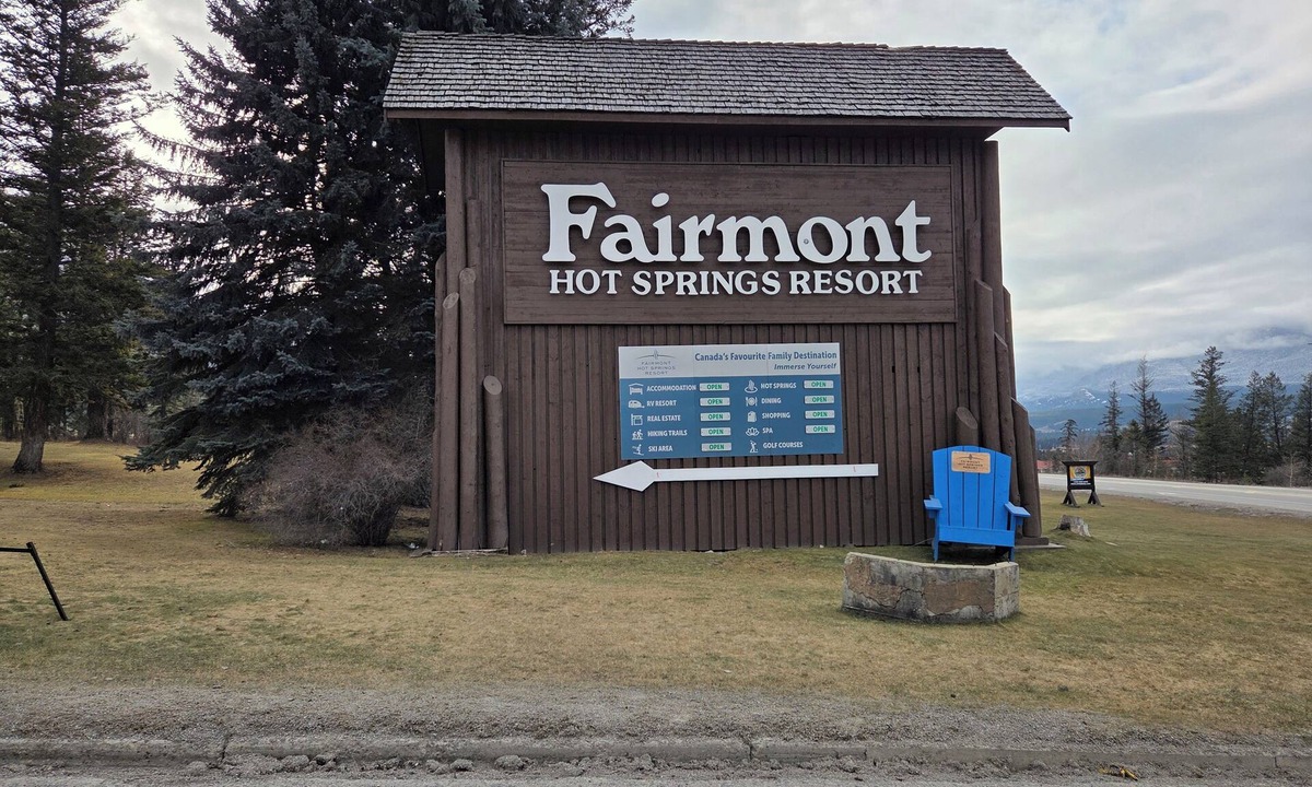 East Kootenay House | Cozy retreat on 17th fairway of golf course, a quick drive to ski hill.