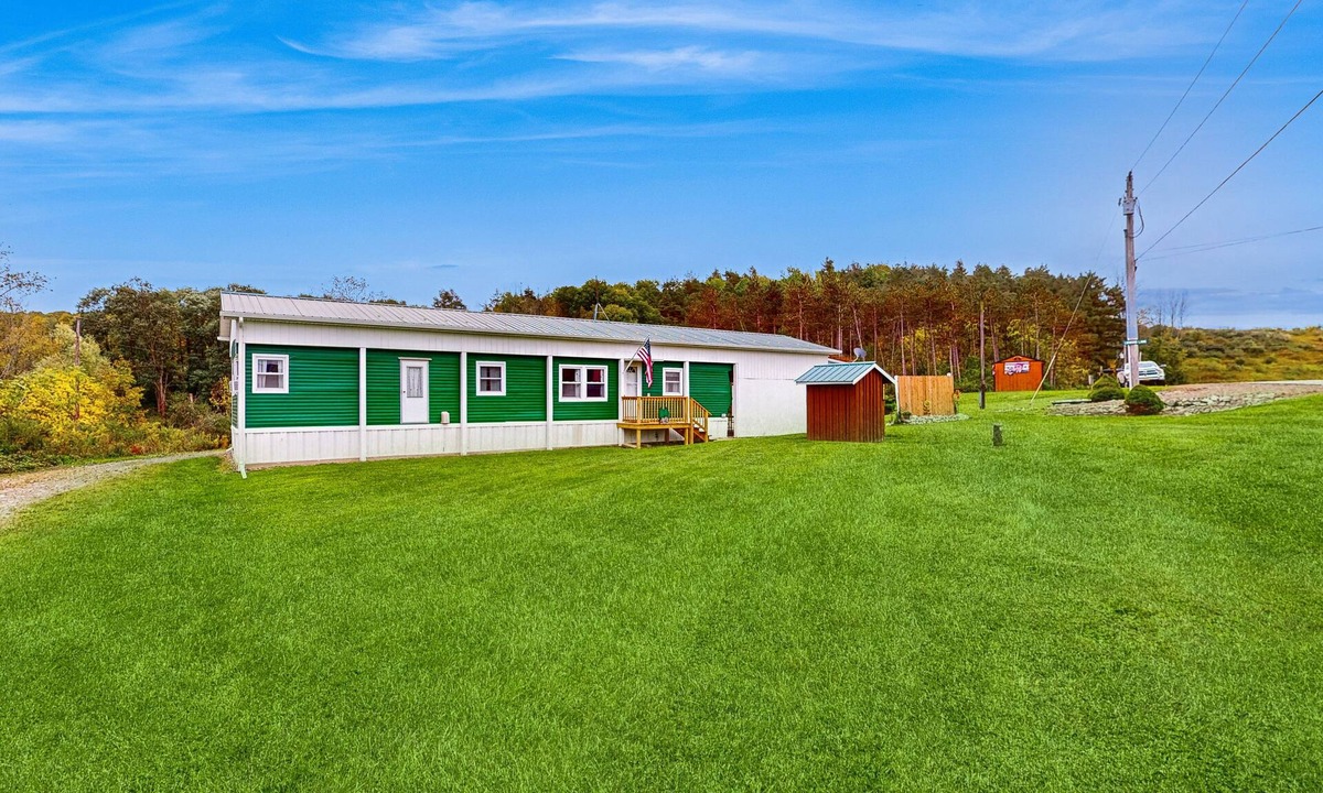 Cameron House | Cozy Retreat with Scenic Views, Internet and Outdoor Patio