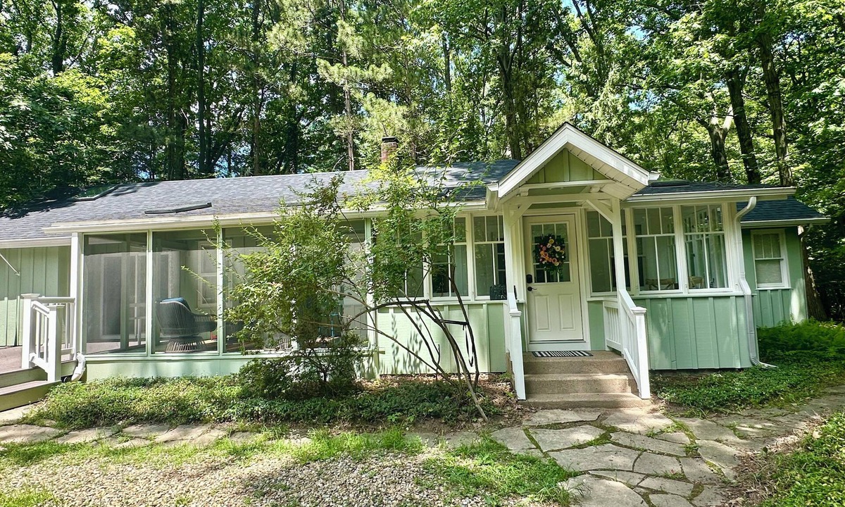 Harbert Cottage | Creekside Cottage in scenic Harbert, MI