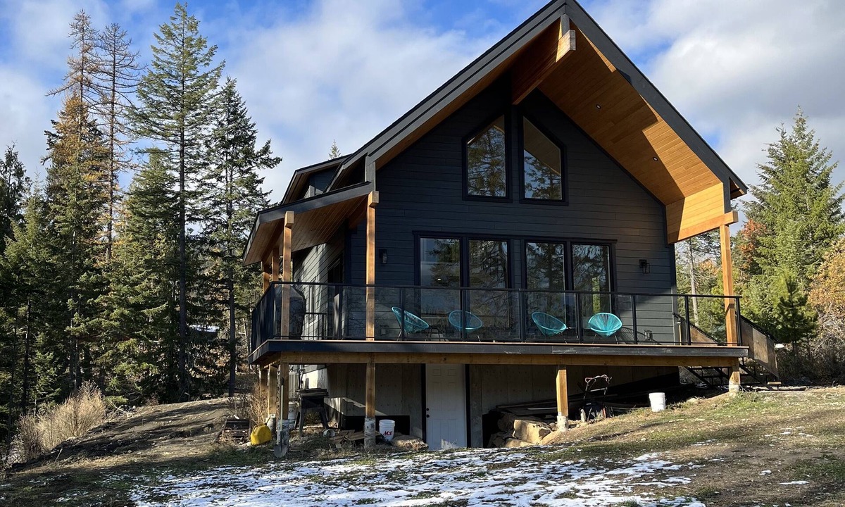 Kaslo House | Custom built cabin! 5 minute drive from Kaslo and public beaches.