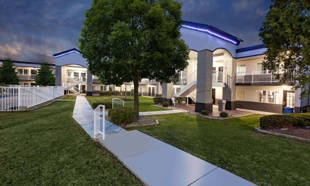 Austintown Hotel | Days Inn by Wyndham Austintown