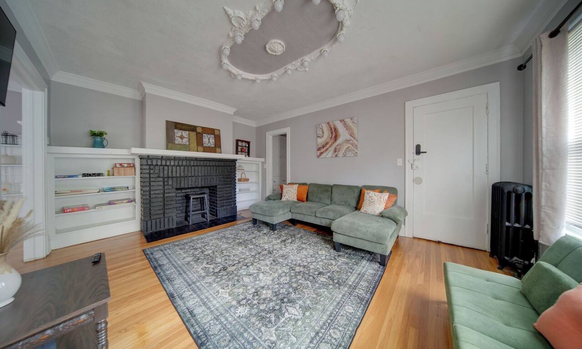 Cleveland Apartment | Deck, Pool Table! Walkable Cleveland Heights Apt