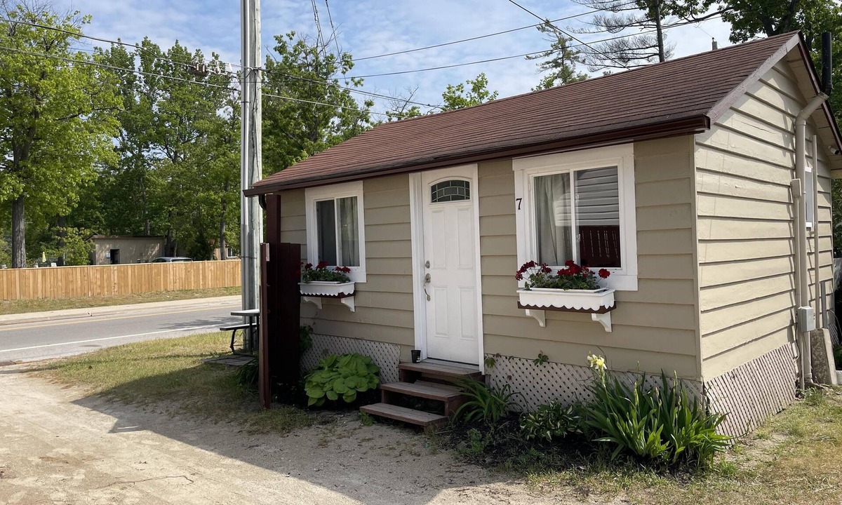 Wasaga Beach Cottage | Dock Life Beach 1 - Cottage 7, Riverside Property, Studio, 3 min walk to Beach 1