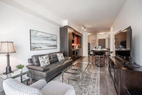 Toronto Entertainment District House | Downtown 1B plus D Condo Central Location Parking