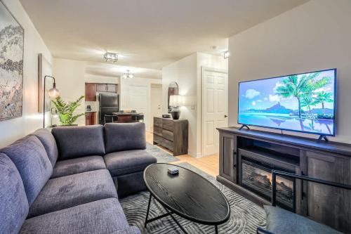Toronto Entertainment District House | Downtown 1BR Condo with WFH Setup & Private Balcony