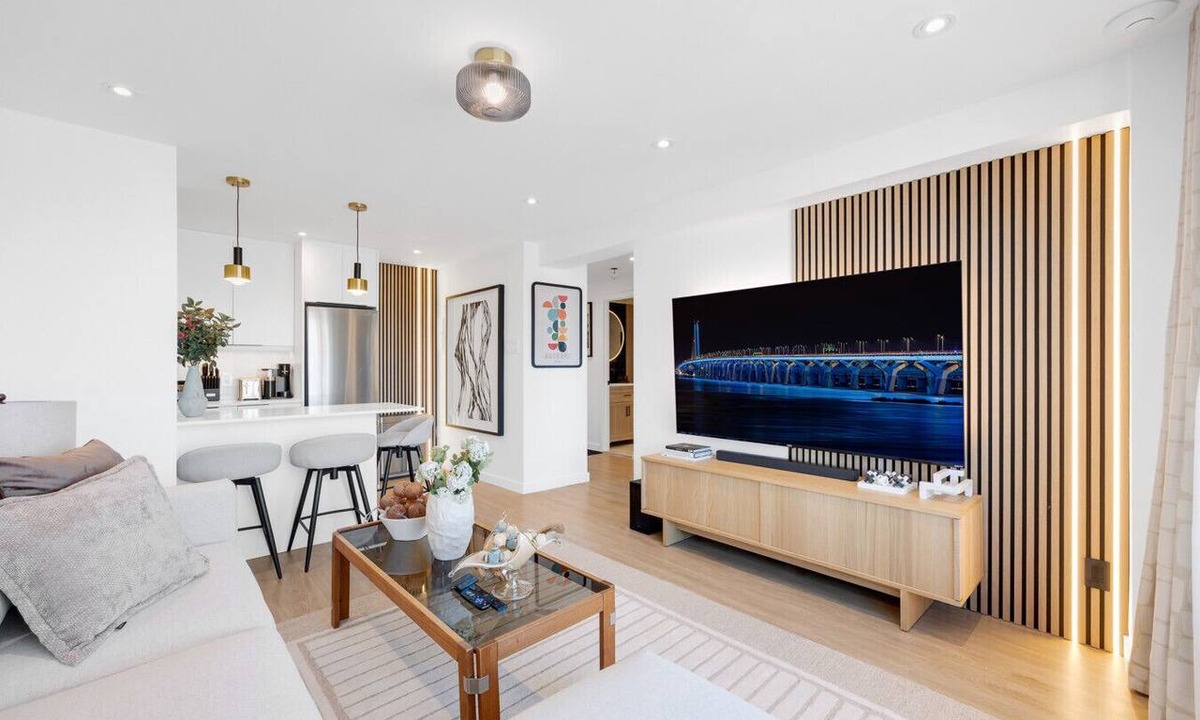 Milton Park Apartment | Downtown Montreal Concept W/Balcony | 1BR King Bed, Sofa Bed, Parking, TV & Gym