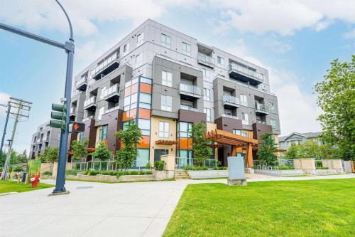 Surrey House | Downtown Townhouse Free Parking near SkyTrain