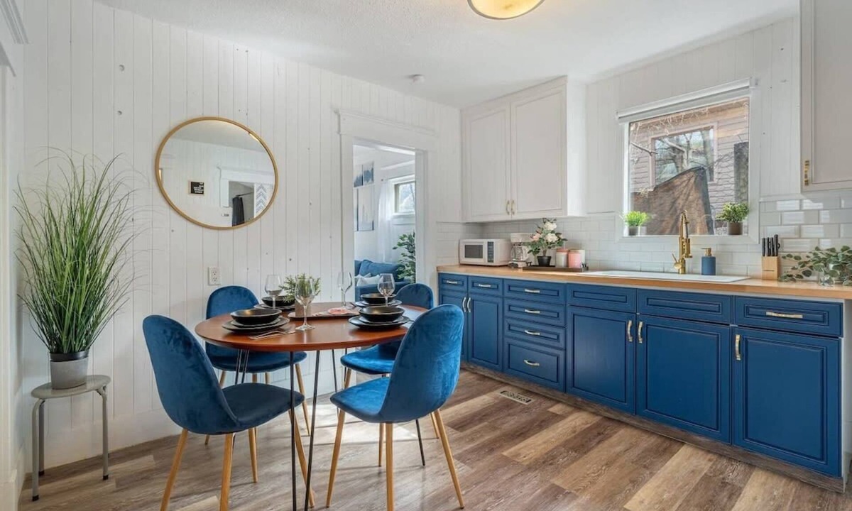 Drumheller House | Drum Cottage | Sleeps 7 | Fenced Backyard with BBQ