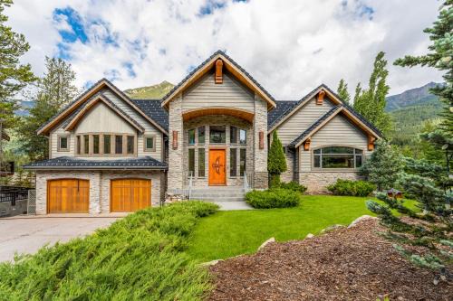 East Kootenay Ski Chalet | Eagle Lodge Pool & Private Hot Tub Ski In and Out
