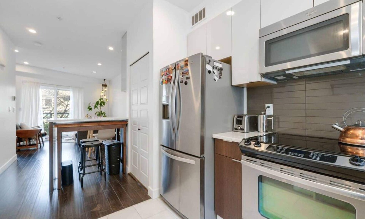 Grandview-Woodland House | East Van Townhouse near water + Mountain Views