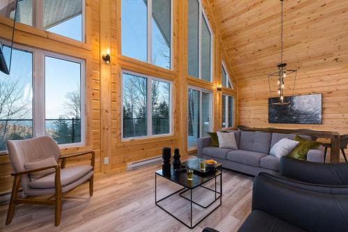 Les Eboulements Ski Chalet | Eastman 73: Hot Tub, Pool Table & Summer Nights