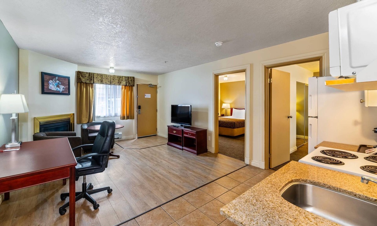 High Level Hotel | Econo Lodge Inn & Suites