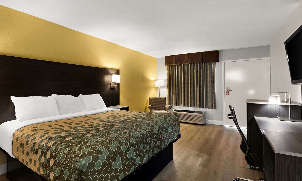 White Pine Hotel | Econo Lodge White Pine Morristown I-81 & I-40 Split
