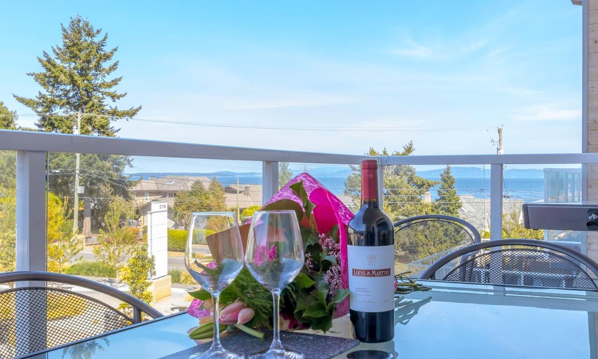 Cordova Bay Condo | Elegant Condo with Private BBQ and Ocean Views