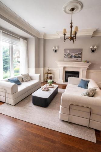 North York House | Elegant Guesthouse near Sheppard Subway with Private Ensuite Rooms