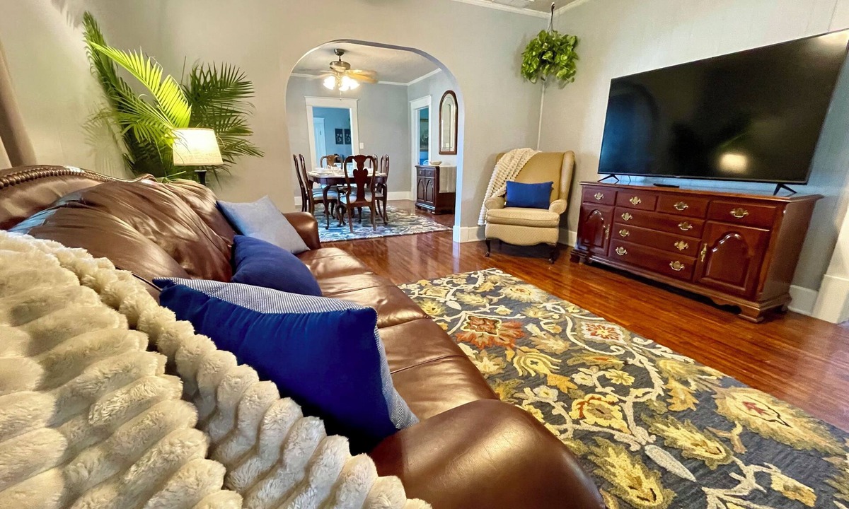 Port Clinton House | Elegant PC "Bungalow Home" with Sunroom near Beach*Park*Lighthouse*Restaurants